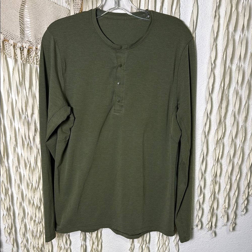 Lululemon Men's Green Long Sleeve Fundamental Henley Size Small